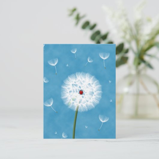 Niedlicher Ladybug auf einem Löwenzahn Postkarte (Stehend Vorderseite)