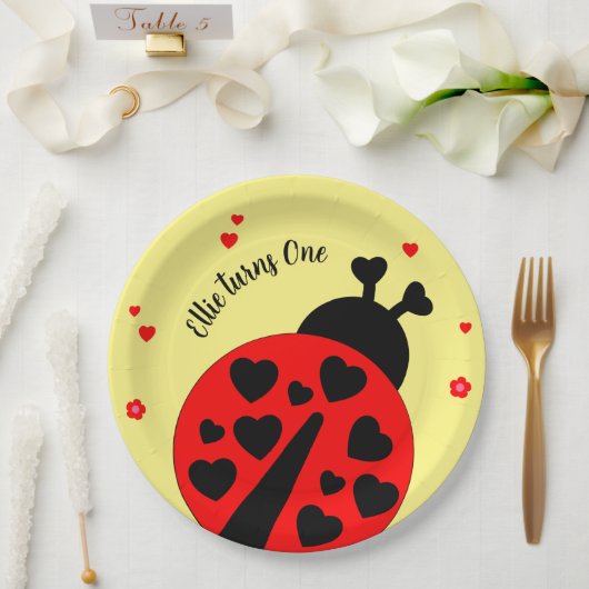 Niedlicher Ladybug mit Herzen Pappteller (Hochzeit)