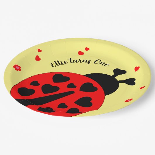Niedlicher Ladybug mit Herzen Pappteller (Schrägansicht)
