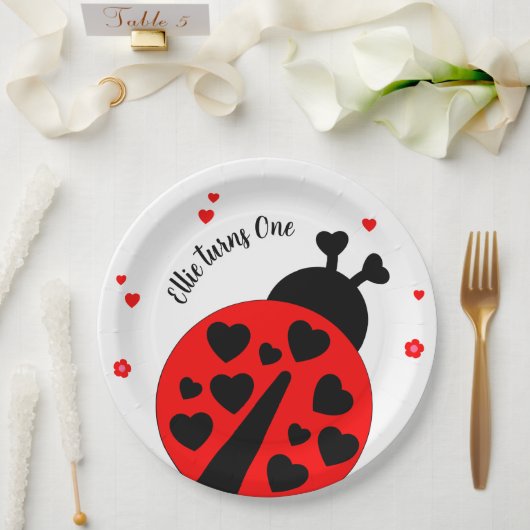 Niedlicher Ladybug mit Herzen Pappteller (Hochzeit)