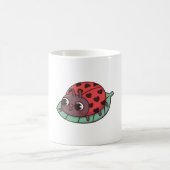 Niedlicher Ladybug mit schwarzen Herzstücken Kaffeetasse (Mittel)