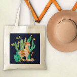 Niedlicher Lama im Kakteen Garden mit gelben Blume Tragetasche<br><div class="desc">Niedliche Lamaszene in Aquarellfarbe, die Sie mit Ihrem Namen oder benutzerdefinierten Text personalisieren können. Dieses hübsche blonde Lama hat eine Blume und Federn im Haar, eine passende Garland und eine traditionelle peruanische Sattelmatte. Sie ist stehend in einem blühenden Kakteen-Garten mit hübschen gelben Blüten. Dies ist ein transparentes Design auf einem...</div>