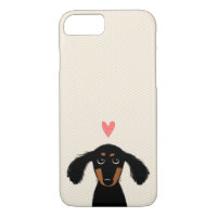 Niedlicher langhaariger Dackel-Welpe mit Herzen