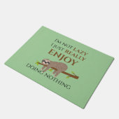 Niedlicher Lazy Sloth, der auf Baumwoll-Funny-Text Fußmatte (Schrägansicht)