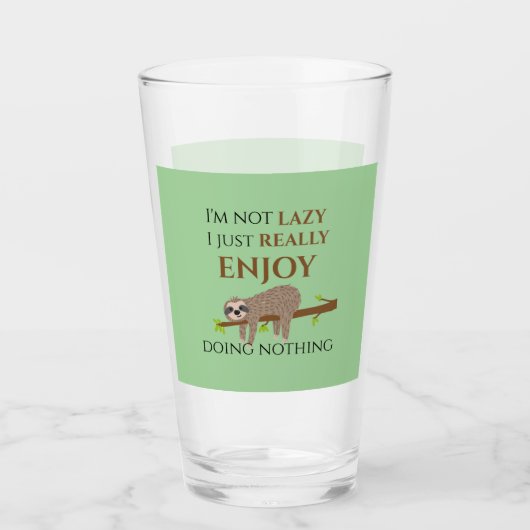 Niedlicher Lazy Sloth, der auf Baumwoll-Funny-Text Glas (Vorderseite)