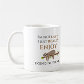 Niedlicher Lazy Sloth, der auf Baumwoll-Funny-Text Kaffeetasse (Links)