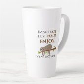 Niedlicher Lazy Sloth, der auf Baumwoll-Funny-Text Milchtasse (Rechte Ecke)