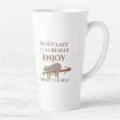 Niedlicher Lazy Sloth, der auf Baumwoll-Funny-Text Milchtasse (Rechts)