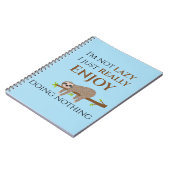 Niedlicher Lazy Sloth, der auf Baumwoll-Funny-Text Notizblock (Linke Seite)