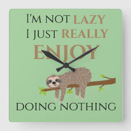 Niedlicher Lazy Sloth, der auf Baumwoll-Funny-Text Quadratische Wanduhr