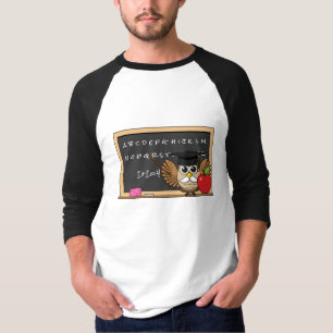 Niedlicher Lehrer mit Apple-Cartoon T-Shirt