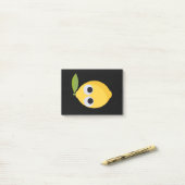 Niedlicher Lemon-Charakter mit Googly Eyes Post-it Klebezettel (Auf Schreibtisch)