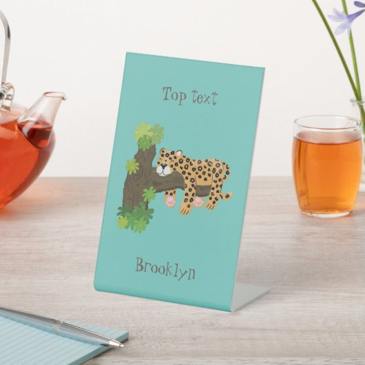 Niedlicher Leopardenschlaf in Cartoon-Abbildung Sockelschild (In SItu)