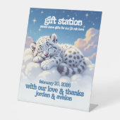 Niedlicher Leopardenschläfer in Wolken Babyduschge Sockelschild (Vorderseite)