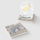 Niedlicher Leopardenschnitt unterwegs. Steinuntersetzer (Seitenansicht)