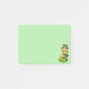 Niedlicher Leprechaun und Goldtopf auf hellgrün Post-it Klebezettel
