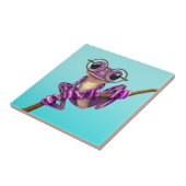 Niedlicher lila Baum-Frosch mit Augen-Gläsern auf Fliese (Seite)
