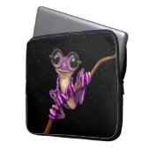 Niedlicher lila Baum-Frosch mit Augen-Gläsern mit Laptopschutzhülle (Vorderseite Links)