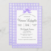 Niedlicher Lila Gingham mit Bow Baby Dusche Einladung (Vorne/Hinten)