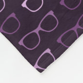 Niedlicher Lila Hipster Eyeglasses Muster Fleecedecke (Ecke)