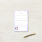 Niedlicher Lila Pinguin mit Notepad Post-it Klebezettel (Auf Schreibtisch)