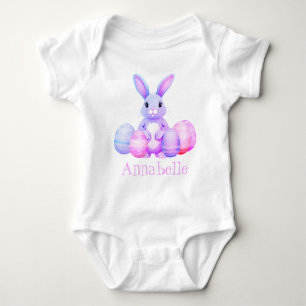 Niedlicher Lilac-Bunny mit pastellrosa Ostereiern Baby Strampler