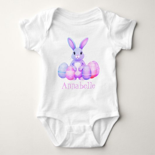 Niedlicher Lilac-Bunny mit pastellrosa Ostereiern  Baby Strampler (Vorderseite)