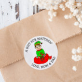 Niedlicher Little Elf zu und von der Geschenkmarke Runder Aufkleber