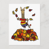 Niedlicher Llama Jumping in Leaf Pile Cartoon Postkarte (Vorderseite)