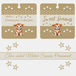 Niedlicher Löwe, der den Namen hinzufügt, ist brau Ornament Aus Metall