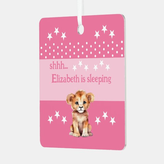 Niedlicher Löwe, der den Namen hinzufügt, schläft  Ornament Aus Metall (Vorderseite links)
