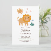 Niedlicher Löwe. Funny Safari Animal Kindergeburts Einladung (Stehend Vorderseite)