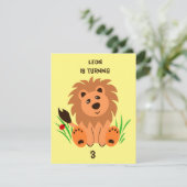 Niedlicher Löwe im Gras mit Ladybug, Kindergeburts Einladung (Stehend Vorderseite)