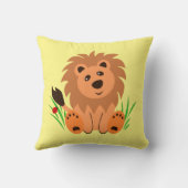 Niedlicher Löwe im Gras mit Ladybug Kissen (Rückseite)