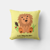 Niedlicher Löwe im Gras mit Ladybug Kissen (Vorderseite)