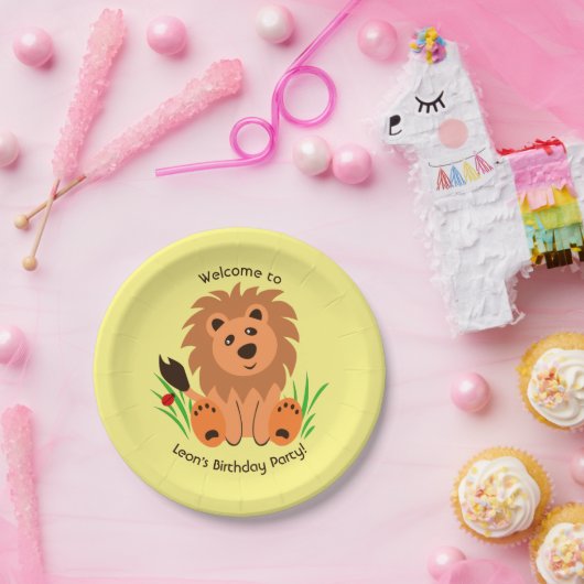 Niedlicher Löwe im Gras mit Ladybug Papierplatte Pappteller (Party)