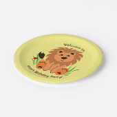 Niedlicher Löwe im Gras mit Ladybug Papierplatte Pappteller (Schrägansicht)