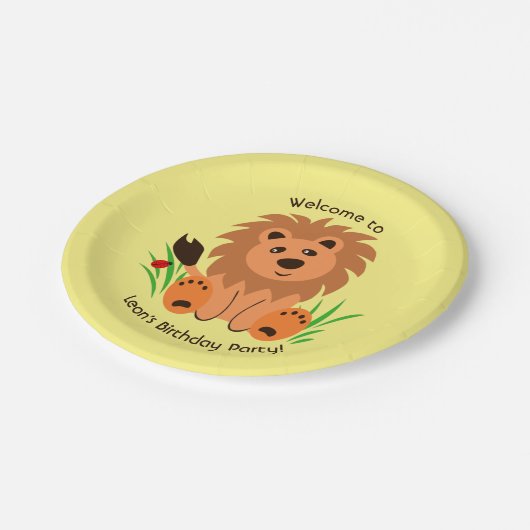 Niedlicher Löwe im Gras mit Ladybug Papierplatte Pappteller (Schrägansicht)