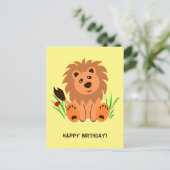 Niedlicher Löwe im Gras mit Ladybug Postkarte (Stehend Vorderseite)