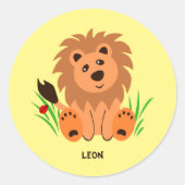 Niedlicher Löwe im Gras mit Ladybug Runder Aufkleber (Vorderseite)