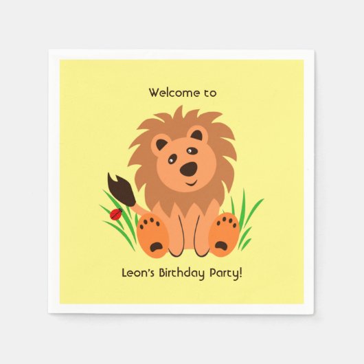 Niedlicher Löwe im Gras mit Ladybug Serviette (Vorderseite)