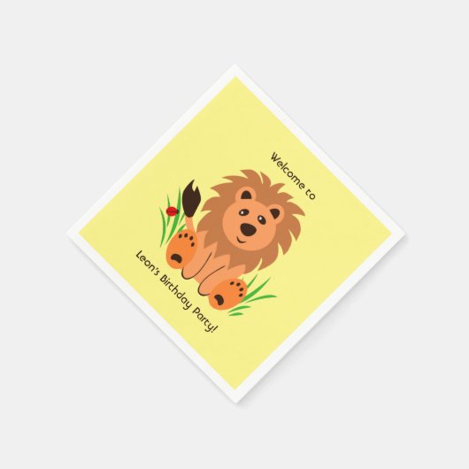 Niedlicher Löwe im Gras mit Ladybug Serviette (Ecke)