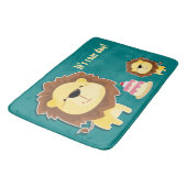 Niedlicher Löwe und Baby Cub Kindergeburtstag Badematte (Schrägansicht)