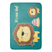 Niedlicher Löwe und Baby Cub Kindergeburtstag Badematte (Vorderseite Vertikal)