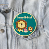 Niedlicher Löwe und Baby Cub Kindergeburtstag Button (Beispiel)