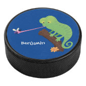 Niedlicher, lustig-grün-fröhlicher Chameleon-Carto Eishockey Puck (3/4)
