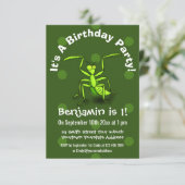 Niedlicher, lustig-grüner Gottesanbeter Cartoon Einladung (Stehend Vorderseite)