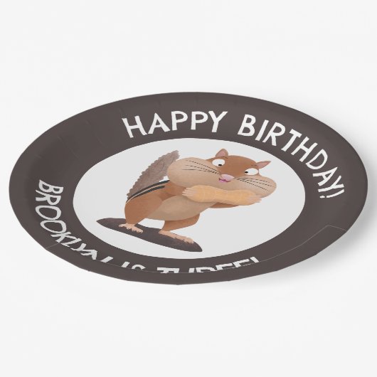 Niedlicher lustiger Chipmunk Cartoon personalisier Pappteller (Schrägansicht)