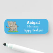 Niedlicher, lustiger Elefant mit Vogel auf Cartoon Namensschild (Beispiel)