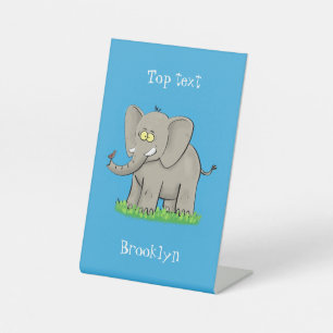 Niedlicher, lustiger Elefant mit Vogel auf Cartoon Sockelschild